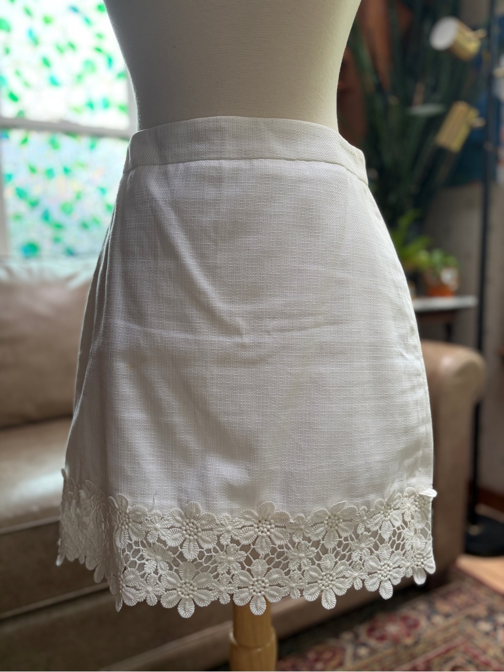 J.Crew White Cotton Pencil Skirt size 6 with floral lace appliqué
